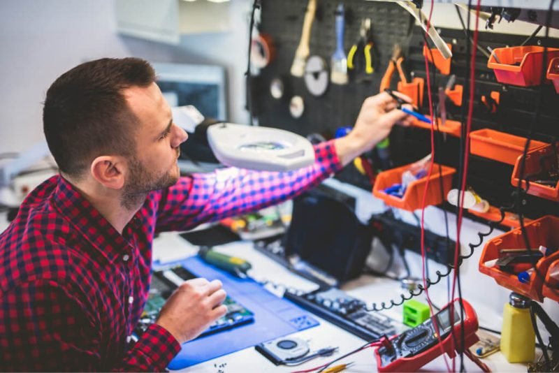 man repairing laptop at workplace 73ZB33V 800x534 1